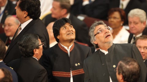 Le pr�sident bolivien Evo Morales (au centre) et son vis-�-vis du Paraguay, Fernando Lugo, l�ve les yeux au plafond apr�s avoir ressenti une des secousses. � gauche, le pr�sident p�ruvien Alan Garcia.
