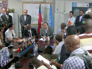 Le secrétaire général de l'ONU Ban Ki-moon et le président haïtien René Préval en conférence de presse.