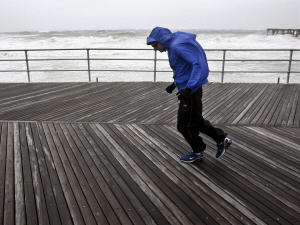 Un homme affronte le vent sur une promenade de Atlantic City, au New Jersey, le 13 mars 2010.