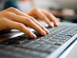 Un clavier d'ordinateur