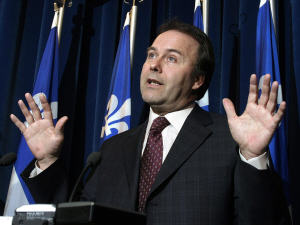 Marc Bellemare, lors de sa démission à titre de ministre, en avril 2004 à Québec