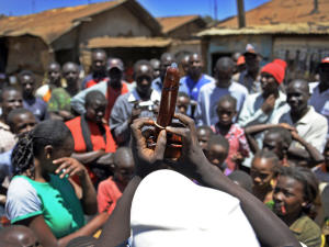 Démonstration sur l'utilisation du condom dans un bidonville de Nairobi.