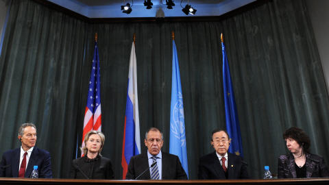De gauche � droite, l'�missaire du Quartette, Tony Blair, la secr�taire d'�tat am�ricaine, Hillary Clinton, son homologue russe, Sergue� Lavrov, le secr�taire g�n�ral de l'ONU, Ban Ki-moon, et la chef de la diplomatie de l'UE, Catherine Ashton.