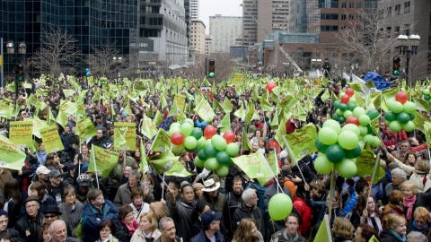 Les fonctionnaires qu�b�cois manifestent � Montr�al.