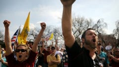 Des opposants à la réforme de la santé manifestent devant le Congrès.