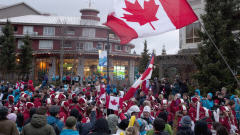 Les Canadiens arrivent au BC pour la c�r�monie de cl�ture
