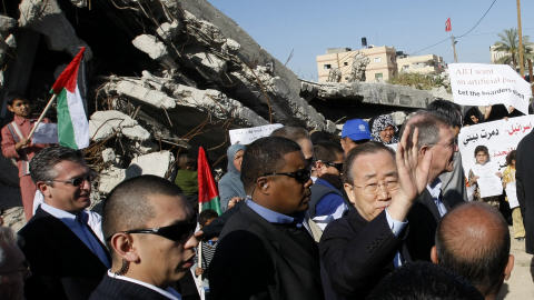 Le secr�taire g�n�ral de l'ONU, Ban Ki-moon, entour� de gardiens de s�curit� salue la population locale lors d'une visite de la r�gion d'Ezbet Abed Rabbo, durement touch�e par les frappes isra�liennes.
