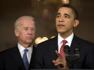 Le président Obama, accompagné du vice-président Joe Biden, a fait une déclaration à la nation après le vote sur la réforme des soins de santé à la Chambre des représentants, le 21 mars 2010.