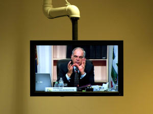 Le président du CRTC, Konrad von Finckenstein, lors d'une audience à Gatineau, le 12 novembre 2009.