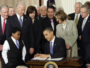 Le président Obama signe le projet de loi.