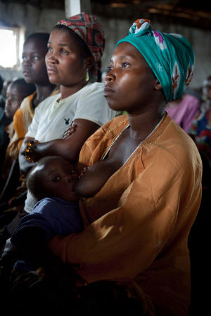 Des femmes congolaises suivent un séminaire sur les violences sexuelles à Mwitobwe, dans le sud-ouest de la République démocratique du Congo.