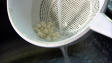 Des l�gumes hach�s dans une passoire