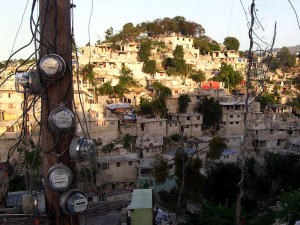 Des installations électriques improvisées dans le quartier Nérette, à Pétionville. À l'arrière-plan, le quartier de Morne Hercule.