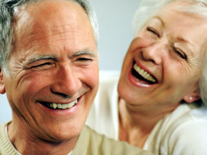 Des personnes âgées sourient
