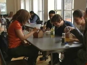 Étudiants dans une cafétéria 
