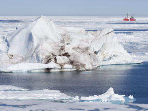 La baie de Baffin, dans l'océan Arctique. Au loin, un bateau de la garde côtière canadienne.