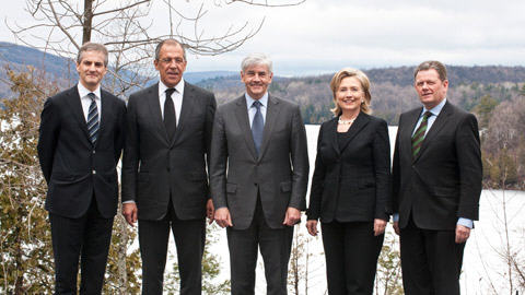 De gauche � droite: les chefs de la diplomatie Jonas Gahr Store (Norv�ge), Sergey Lavrov, (Russie), Lawrence Cannon (Canada), Hillary Clinton (�tats-Unis) et Lars Barfoed (Danemark)
