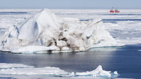 La baie de Baffin, dans l'oc�an Arctique. Au loin, un bateau de la garde c�ti�re canadienne.