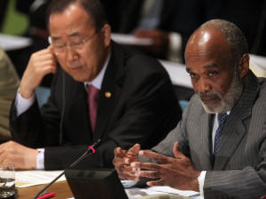 Le président haïtien René Préval (à droite) et le secrétaire général de l'ONU, Ban Ki-moon