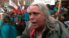 � Quand on diminue les services publics, ce sont les femmes qui en paient le prix �, d�nonce Manon Mass�, travailleuse au Centre des femmes de Laval.