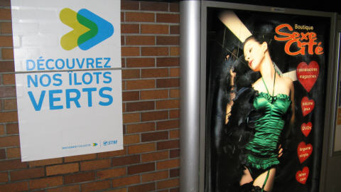 Colocation d'affiches aperçue dans le métro de Montréal