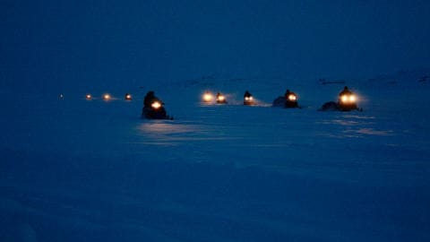 Des habitants d'un village voisin (Kimmirut) arrivent � Iqaluit � la veille du Toonik Tyme.