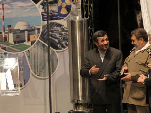 Le président Ahmadinejad dévoile la nouvelle centrifugeuse.