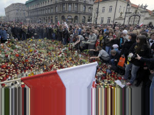 Polonais recueillis devant le palais présidentiel.
