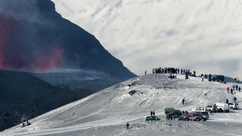 Des curieux devant le volcan