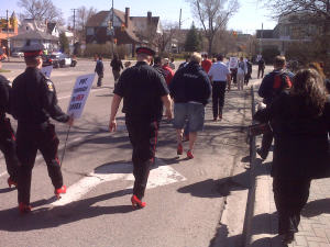 Des marcheurs en talons hauts