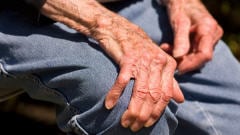 Les mains d'une personne âgée
