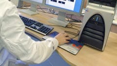 Un travailleur devant son ordinateur