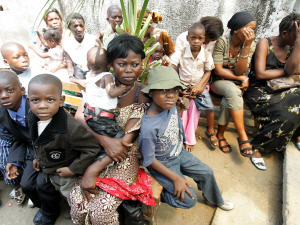 Des mères et des enfants attendent dans un centre pédiatrique de la République du Congo qui traite des patients séropositifs.
