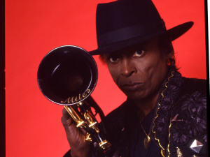 Miles Davis et sa trompette, photo tirée de la séance pour la pochette de l'album « You're Under Arrest », 1985