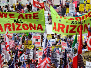 Des dizaines de milliers de manifestants dénoncent la loi sur l'immigration de l'Arizona.