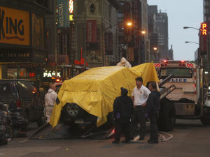 La voiture piégée repérée au Times Square est remorquée par les policiers.