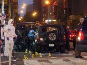 Des policiers examinent la voiture piégée au Times Square.