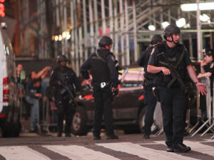 Des policiers interviennent au Times Square, où a été découverte une voiture piégée.