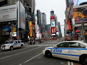 La police est très visible au Times Square au lendemain du désamorçage d'une voiture piégée.