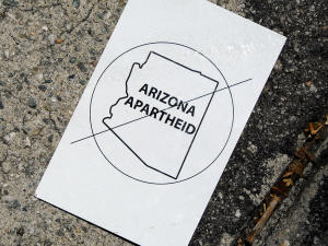 Un tract distribué pendant une manifestation contre la loi, à Los Angeles