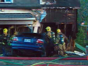 Une auto percute une maison à Québec.