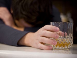 Une personne avec un verre d'alcool