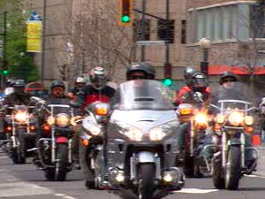 Des motocyclistes manifestent à Montréal.