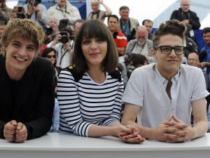 De gauche à droite : l'acteur Niels Schneider, l'actrice Monia Chokri et le réalisateur Xavier Dolan lors d'une séance photos pour <i>Les amours imaginaires</i> présentés au Festival de Cannes