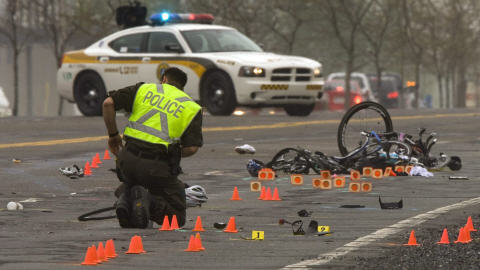 Un enqu�teur sur les lieux de l'accident qui a co�t� la vie � trois cyclistes sur la route 112.