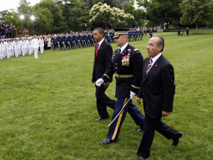 Les présidents Obama et Calderon passent les troupes en revue sur le terrain de la Maison-Blanche.
