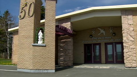 PROFANATION D'UNE ÉGLISE EN ACADIE : HORREUR ! 100519brantville-nb-eglise_8