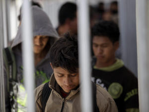 Des immigrants illégaux mexicains, arrêtés en Arizona, attendent d'être expulsés, à la frontière américano-mexicaine, à Nogales.
