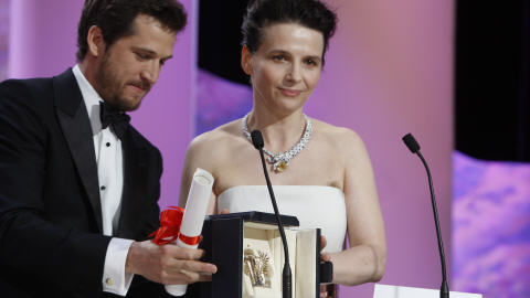 Juliette Binoche avec l'acteur Guillaume Canet après avoir remporté le Prix d'interprétation féminine.