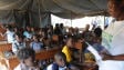 De jeunes Ha�tiens dans une salle de classe improvis�e � Port-au-Prince le 8 f�vrier 2010